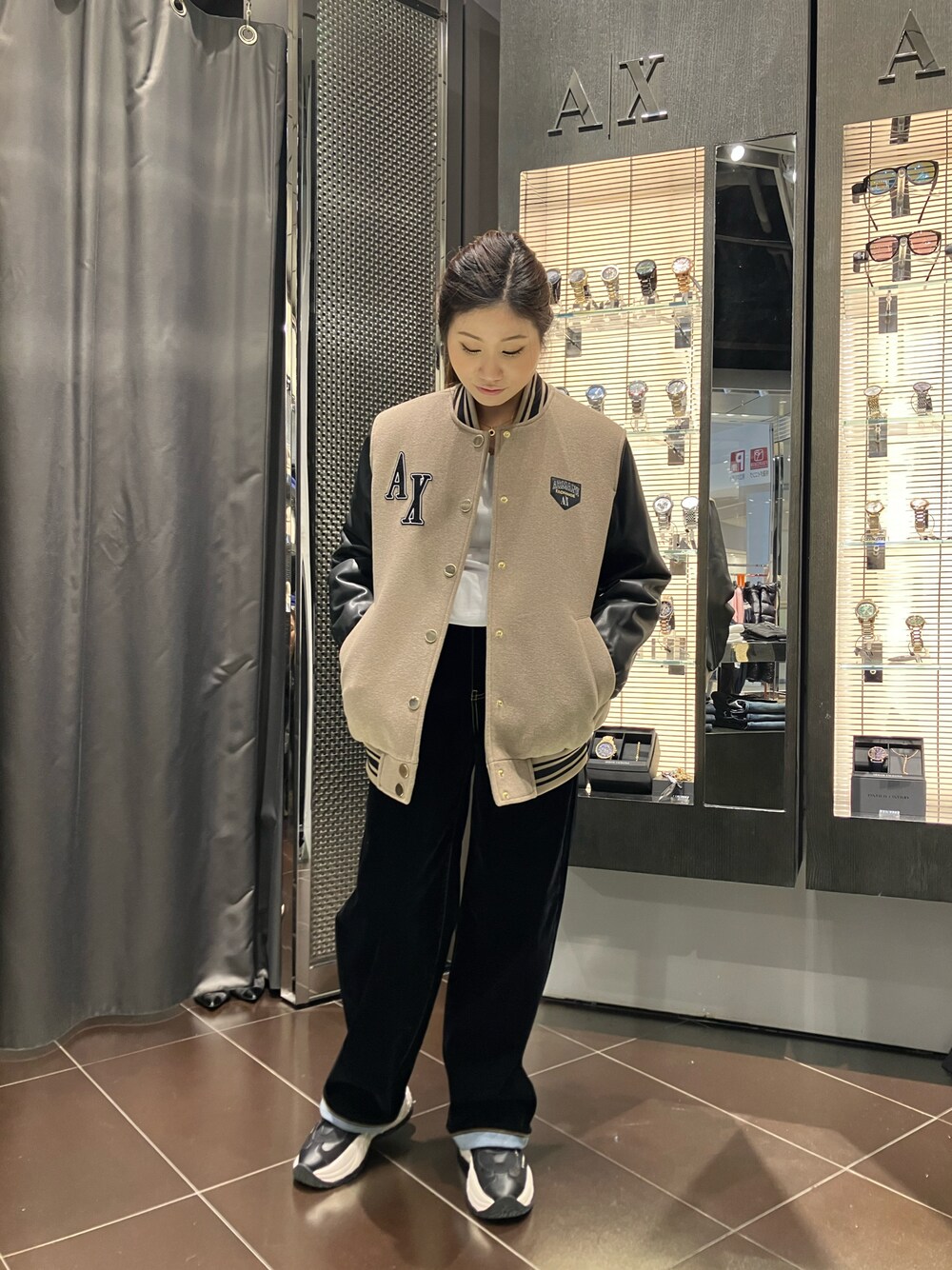 「ARMANIEXCHANGE、AXchanger、EXCHANGE、ブルゾンコーデ、オトナカジュアル、ゆるめ」｜「ARMANI EXCHANGEの【A|X アルマーニ エクスチェンジ】AXロゴ　バーシティジャケット（ブルゾン、ベージュ系）」を使った、SHIRA★TAMAさん（レディース・153cm）の冬コーディネートの1枚目の写真