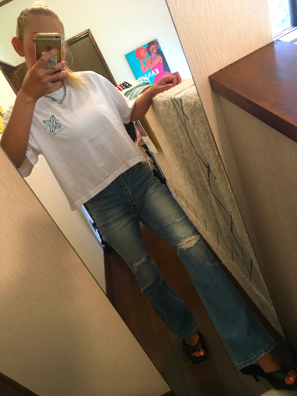 ホワイト系のTシャツ/カットソー、ブルー系のデニムパンツを着用したレディースの夏コーディネートの1枚目の写真