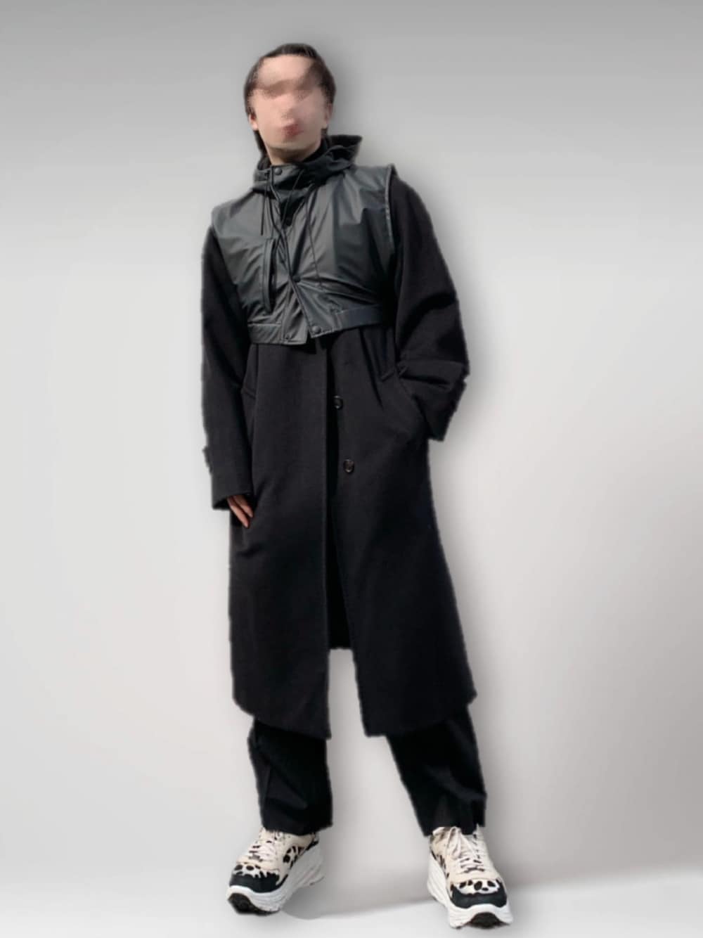 「きれいめカジュアル、モッズコート、ロングコート、モノトーン、ブラック、ブラックコーデ、スニーカー、バーバリー、UGG、ZARA、レイヤードスタイル、白スニーカー、ビッグシルエット、モード、atmコーデ」｜「ZARAのアイテム（トップス、ブラック系）」を使った、《ATM》さん（メンズ・165cm）の冬コーディネートの1枚目の写真