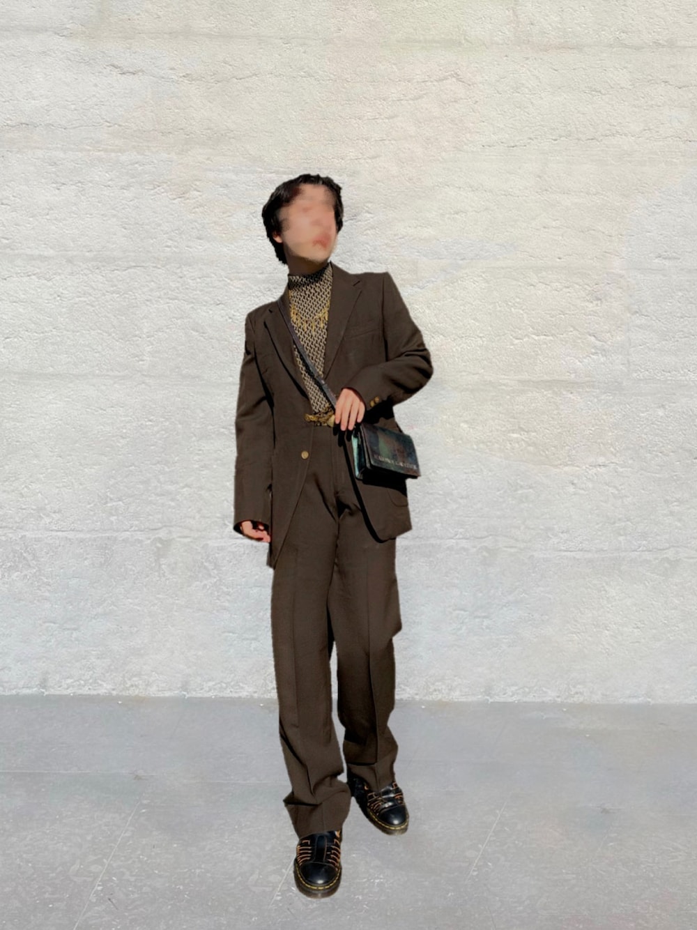 ブラック系のサンダル、グリーン系のトップスを着用したメンズの春コーディネートの1枚目の写真