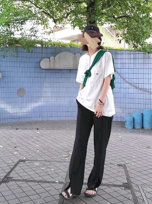 スリットカットソーパンツを使った人気ファッションコーディネート