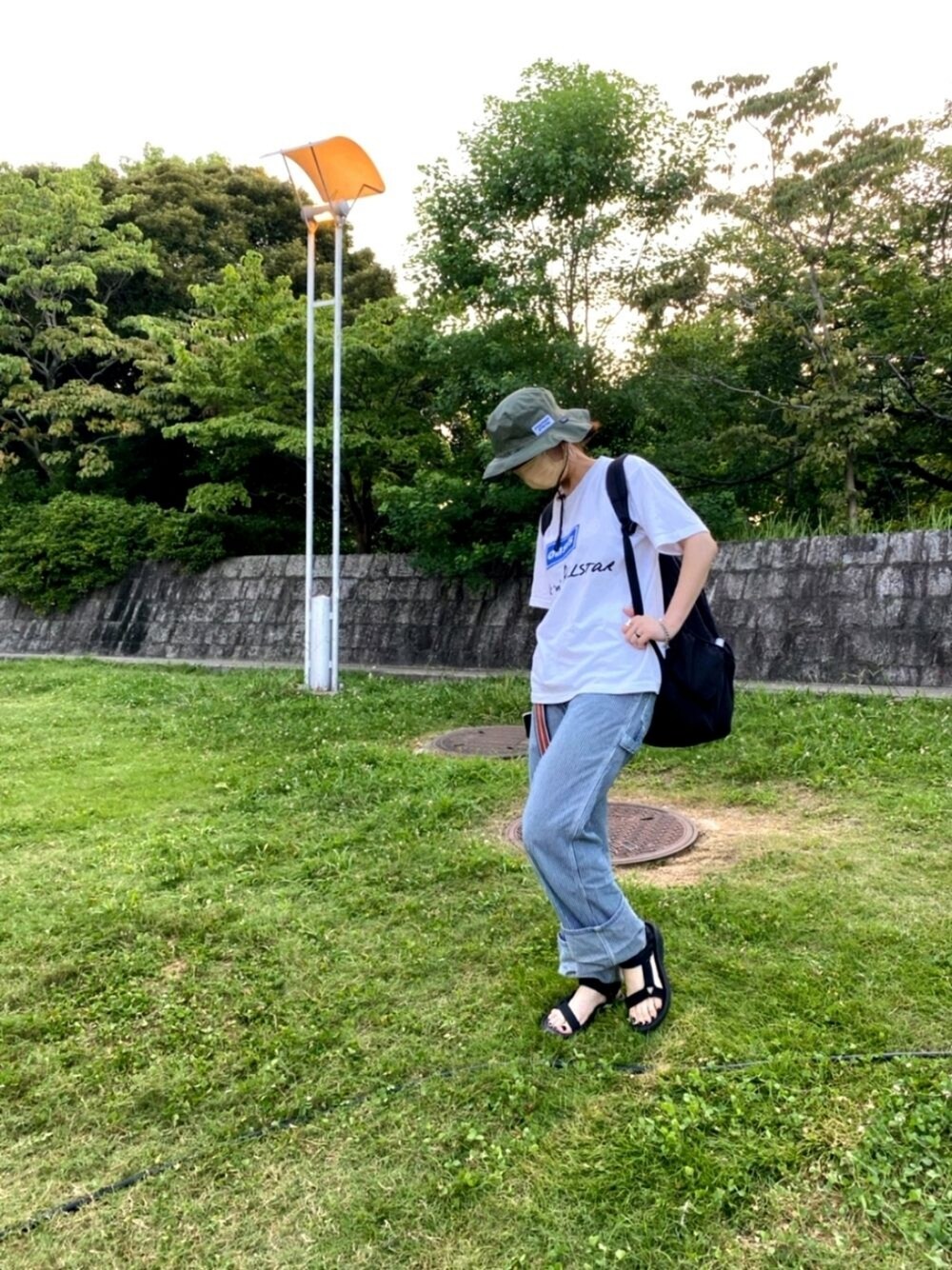 「白Tシャツ、ヒッコリー、サファリハット、リラックススタイル、夏コーデ、サンダル、古着、フェススタイル、ワークパンツ」｜「OSHKOSHのアイテム（パンツ、ブルー系）」を使った、taeさん（レディース・165cm）の夏コーディネートの1枚目の写真