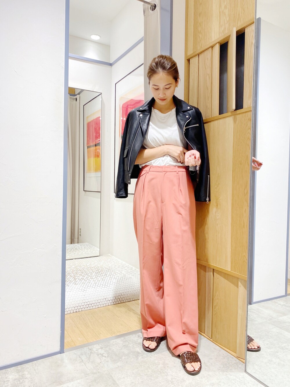 「カラーパンツ、ピンク、ゆるパンツ、ライダース、アウター、Tシャツ、ティーシャツ、秋コーデ、秋服準備はじめました、ゆるコーデ」｜「SHENERYのセンタープレスタックパンツ（その他パンツ、ピンク系）」を使った、SUZUKI_169cmさん（レディース・169cm）の夏コーディネートの1枚目の写真