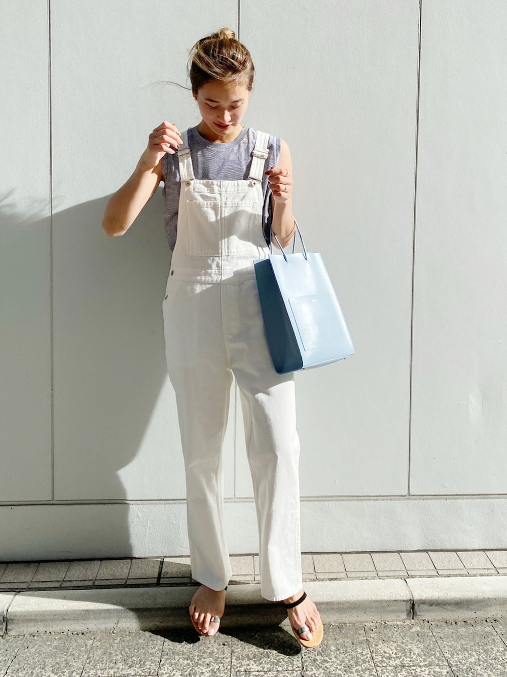 ブラック系のTシャツ/カットソー、ホワイト系のサロペット/オーバーオールを着用したレディースの夏コーディネートの1枚目の写真