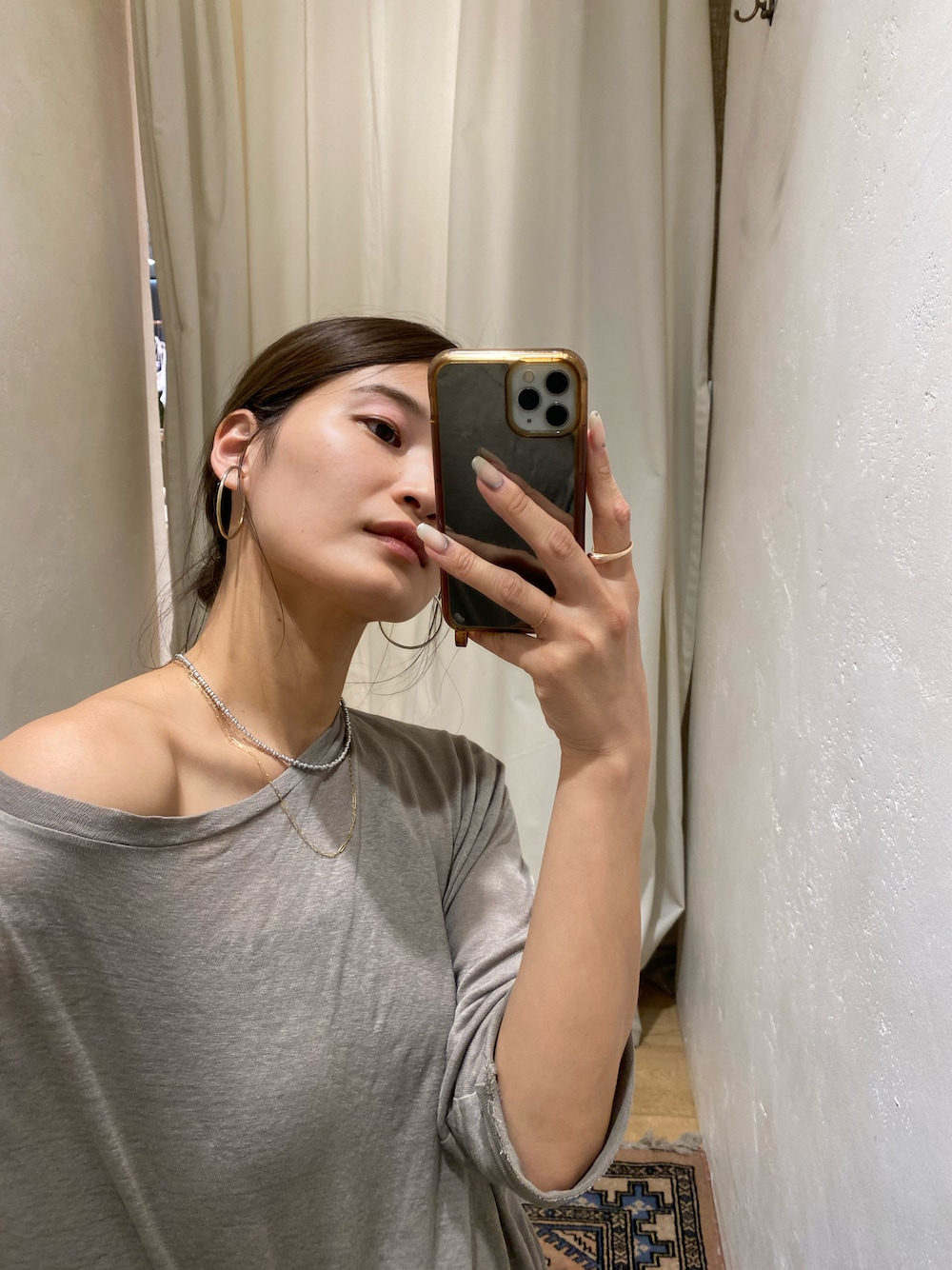 グレー系のTシャツ/カットソーを着用したレディースの夏コーディネートの1枚目の写真