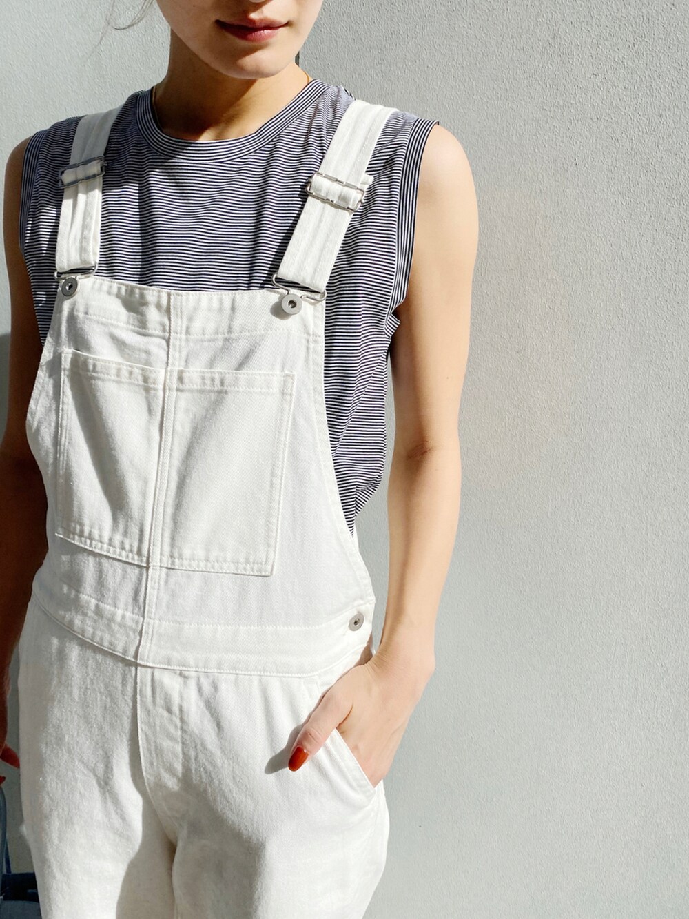 ブラック系のTシャツ/カットソー、ホワイト系のサロペット/オーバーオールを着用したレディースの夏コーディネートの1枚目の写真