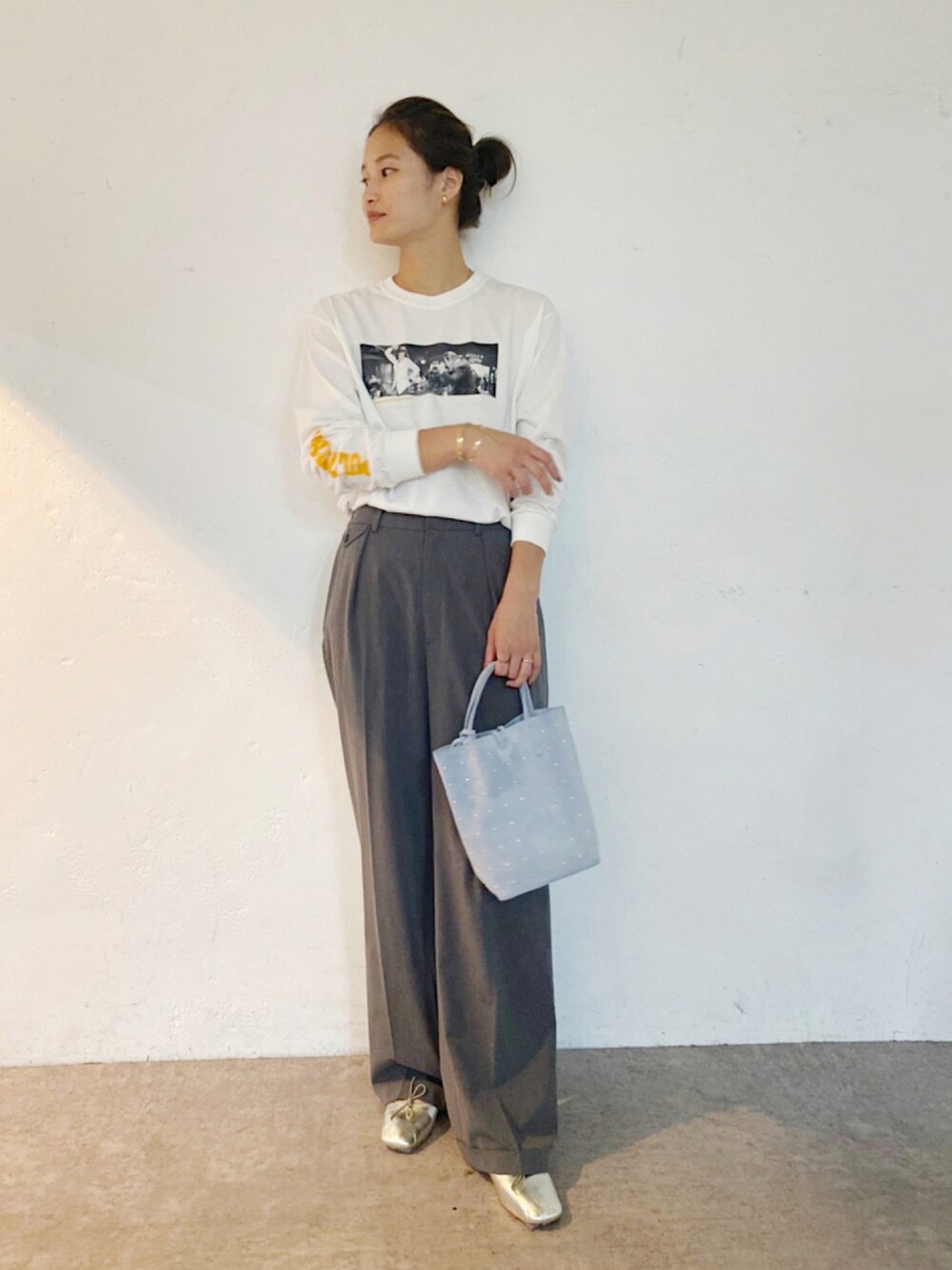 ホワイト系のTシャツ/カットソー、グレー系のその他パンツ、ブルー系のトートバッグを着用したレディースの秋コーディネートの1枚目の写真