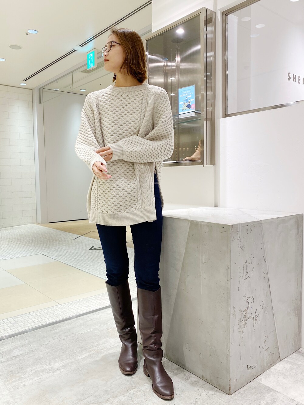 「シンプルコーデ、未来のWEARISTAプロジェクト、大人カジュアル、お出かけコーデ、冬コーデ、秋冬コーデ、ootd、ロングブーツ、ケーブルニット、黒縁メガネ」｜「SHENERYのサイドスリットケーブルニットプルオーバー（ニット/セーター、グレー系）」を使った、SUZUKI_169cmさん（レディース・169cm）の秋コーディネートの1枚目の写真