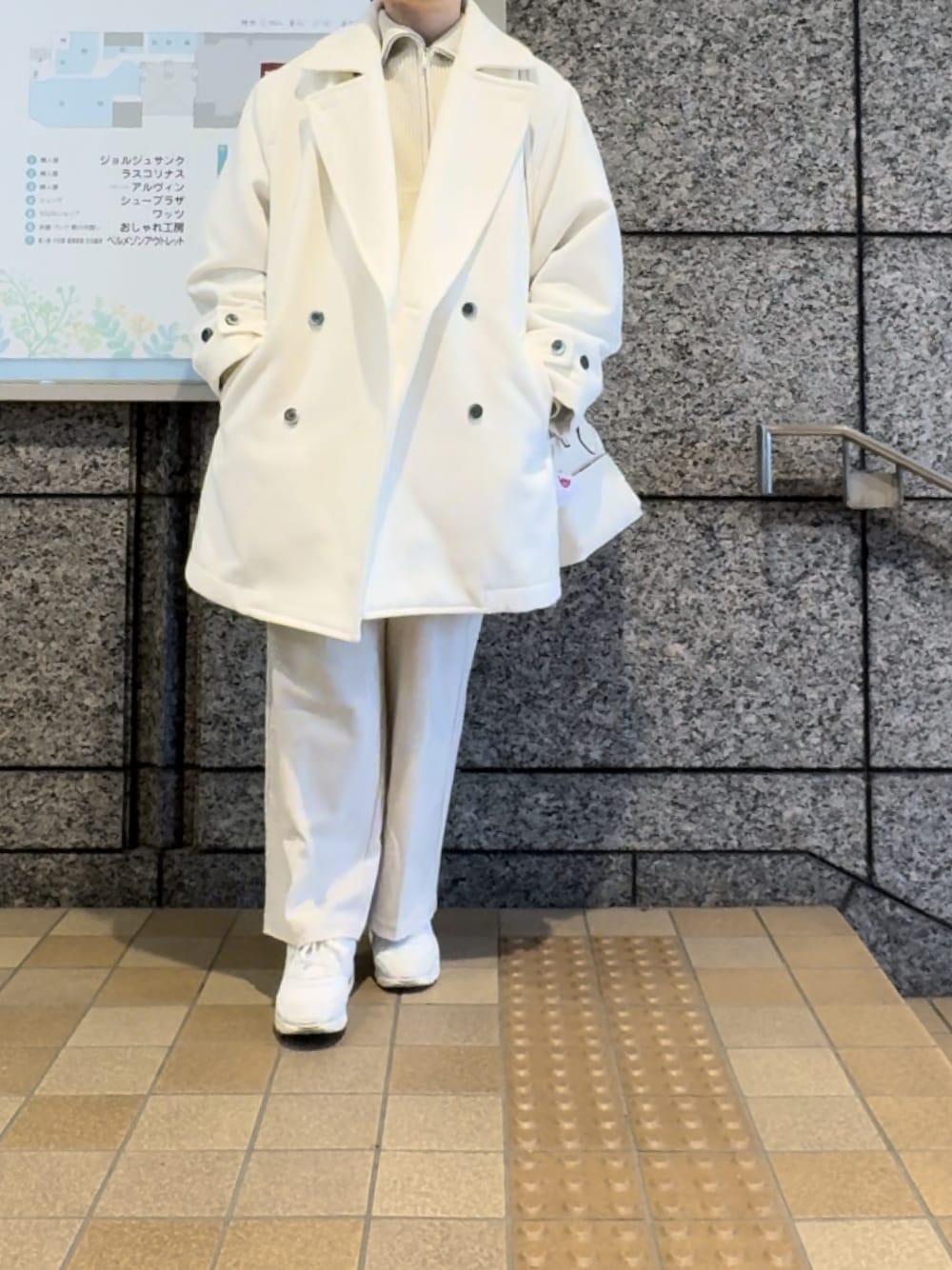 「ハーフジップ、コート、オールホワイト」｜「ADRERのBeaver melton over P-coat/ビーバーメルトンオーバーPコート（その他アウター、ホワイト系）」を使った、REINさん（メンズ・174cm）の冬コーディネートの1枚目の写真