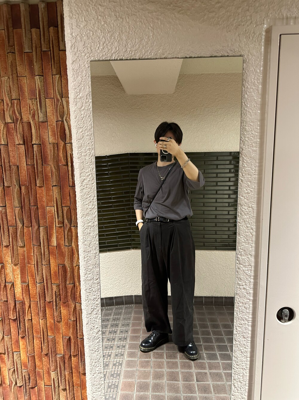 「今日のコーデ、夏コーデ、カジュアル、グレーxブラック、カットソー、チノパンツ、シンプルスタイル、革靴」｜「UNIQLOのアイテム（Tシャツ/カットソー、グレー系）」を使った、REINさん（メンズ・174cm）の夏コーディネートの1枚目の写真