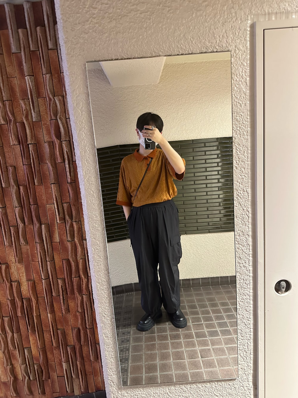 「夏コーデ、カジュアルスタイル、オレンジxブラック、おしゃれさんと繋がりたい、ニットポロ、カーゴパンツ、ブーツ」｜「tk.TAKEO KIKUCHIのバギーカーゴパンツ（その他パンツ、ブラック系）」を使った、REINさん（メンズ・174cm）の夏コーディネートの1枚目の写真