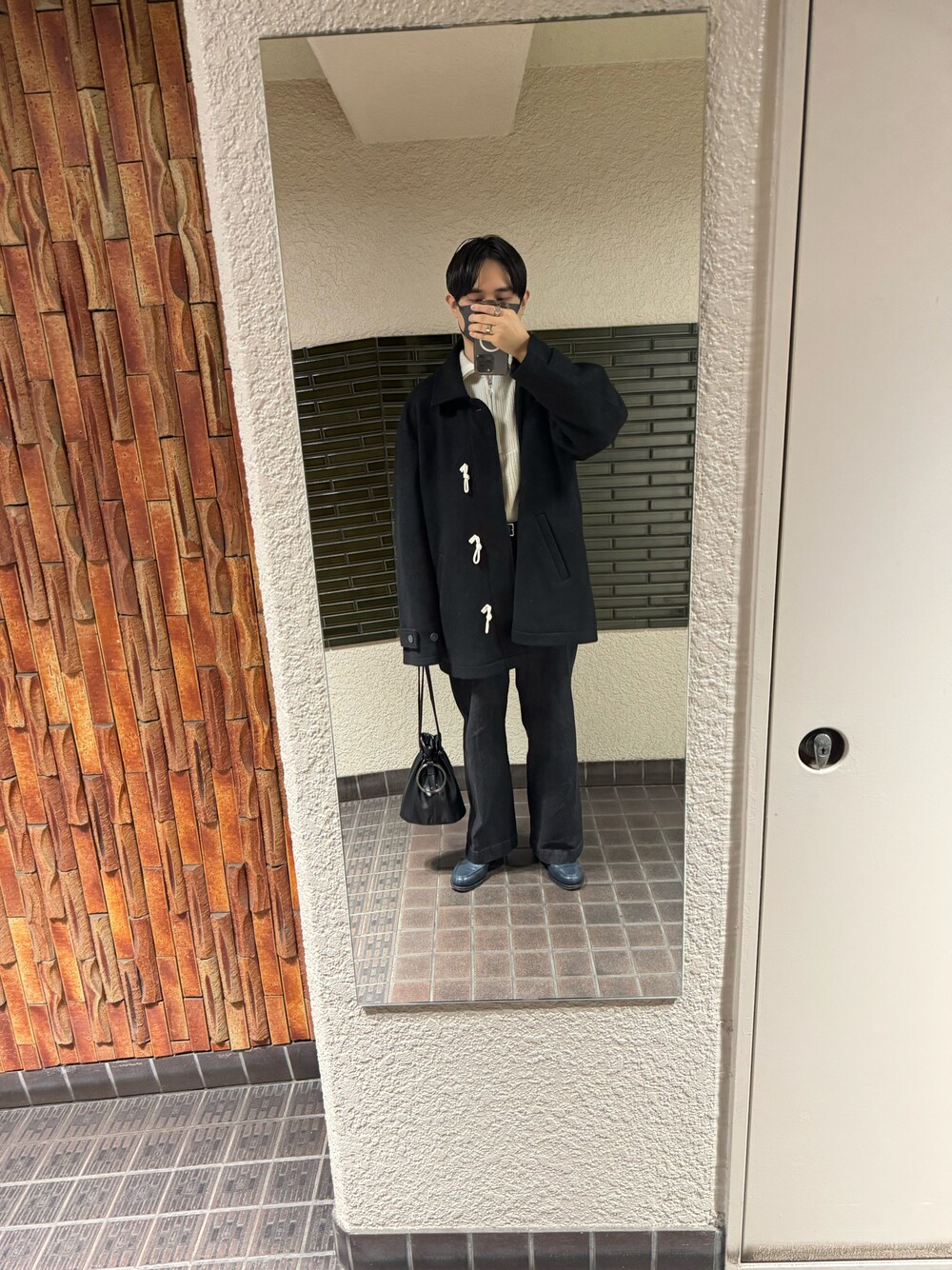 「メンズコーデ、メンズファッション、ハーフジップ、モノトーンスタイル」｜「remerのloose over half duffle / ルーズオーバーハーフダッフル（ダッフルコート、ブラック系）」を使った、REINさん（メンズ・174cm）の冬コーディネートの1枚目の写真
