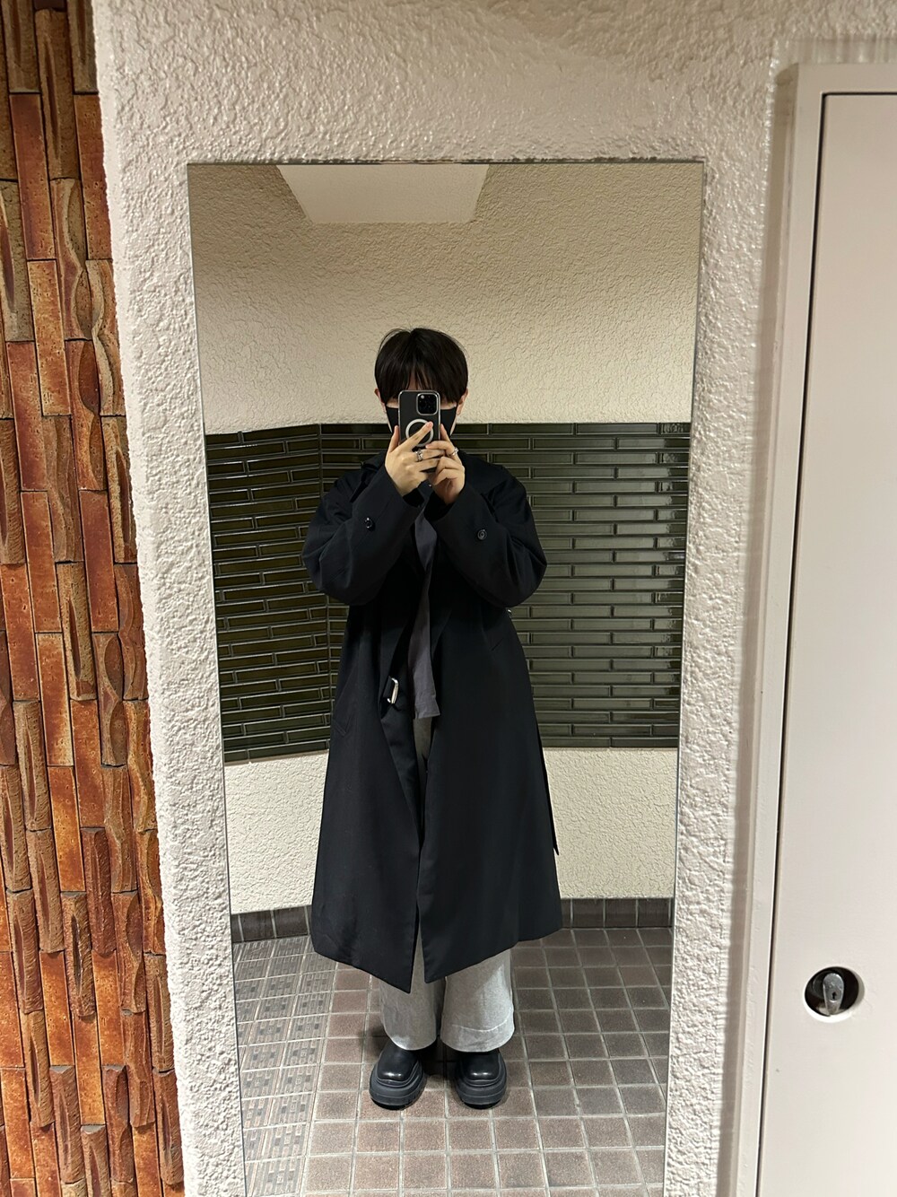 「スウェットコーデ、おしゃれさんと繋がりたい、ブーツ、コート」｜「tk.TAKEO KIKUCHIのスタンドタイロッケンコート（モッズコート、ブラック系）」を使った、REINさん（メンズ・174cm）の春コーディネートの1枚目の写真