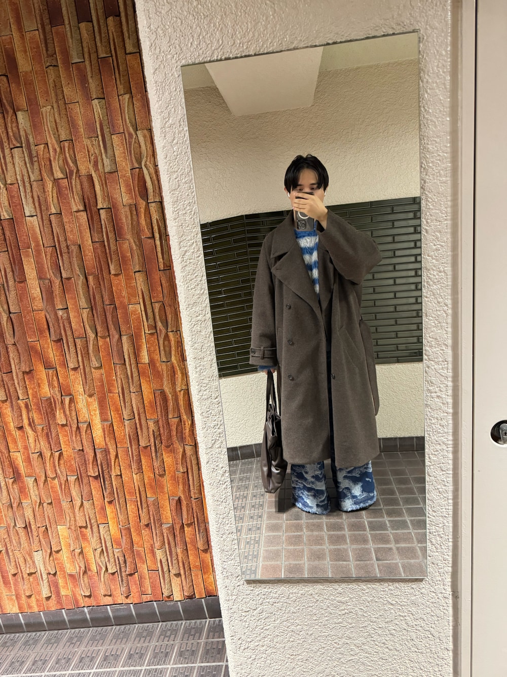 「メンズファッション、メンズコーデ、ボーダーニット、チェスターコート」｜「JULLINの【JULLIN】 raglan loose melton double long coat / ラグランルーズメルトンダブルロングコート（チェスターコート、ブラウン系）」を使った、REINさん（メンズ・174cm）の冬コーディネートの1枚目の写真