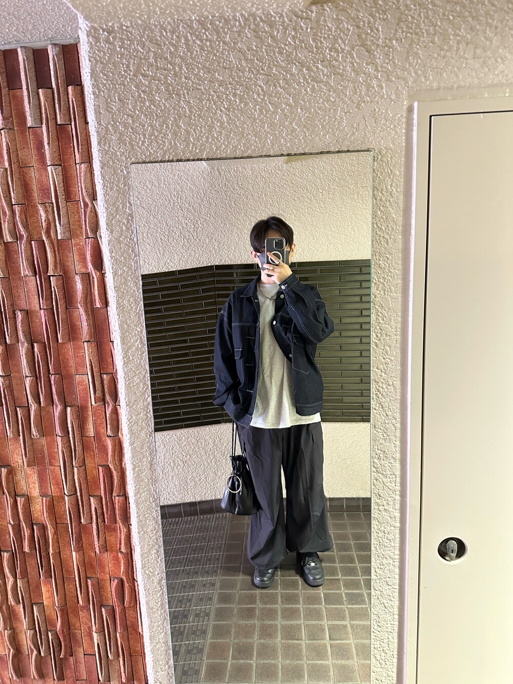 「メンズファッション、おしゃれさんと繋がりたい、今日のコーデ、春コーデ、デニムジャケット、カーゴパンツ、スニーカー、スウェット」｜「tk.TAKEO KIKUCHIのバギーカーゴパンツ（その他パンツ、ホワイト系）」を使った、REINさん（メンズ・174cm）の春コーディネートの1枚目の写真