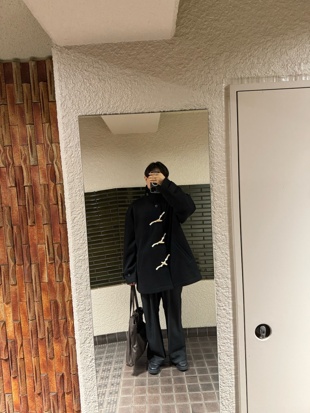 「ファッションを楽しもう、ダッフルコート、シャツ」｜「remerのloose over half duffle / ルーズオーバーハーフダッフル（ダッフルコート、ブラック系）」を使った、REINさん（メンズ・174cm）の秋コーディネートの1枚目の写真