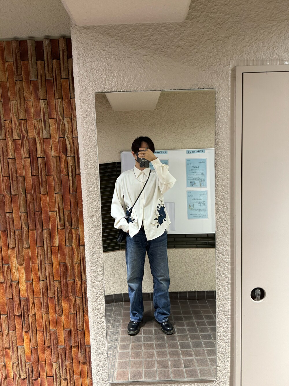 「春服コーデ、シャツ、ブルーローズ」｜「Levi'sのアイテム（デニムパンツ、ブルー系）」を使った、REINさん（メンズ・174cm）の春コーディネートの1枚目の写真