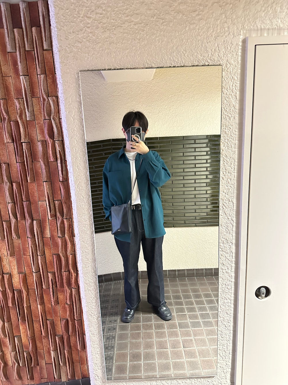 「シンプルコーデ、おしゃれさんと繋がりたい、大人カジュアル、シャツ、デニムパンツ、Tシャツ、スニーカー」｜「WYM LIDNMのHEAVY OZ WIDE DENIM SET-UP（セットアップ、ブルー系）」を使った、REINさん（メンズ・174cm）の春コーディネートの1枚目の写真
