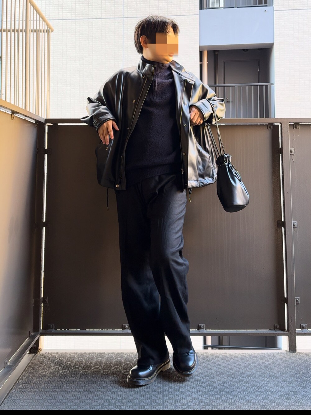 「冬のコーデ、シンプル、オトナカジュアル、ハーフジップ」｜「STUDIO NICHOLSONのアイテム（スラックス、ブラック系）」を使った、REINさん（メンズ・174cm）の冬コーディネートの1枚目の写真