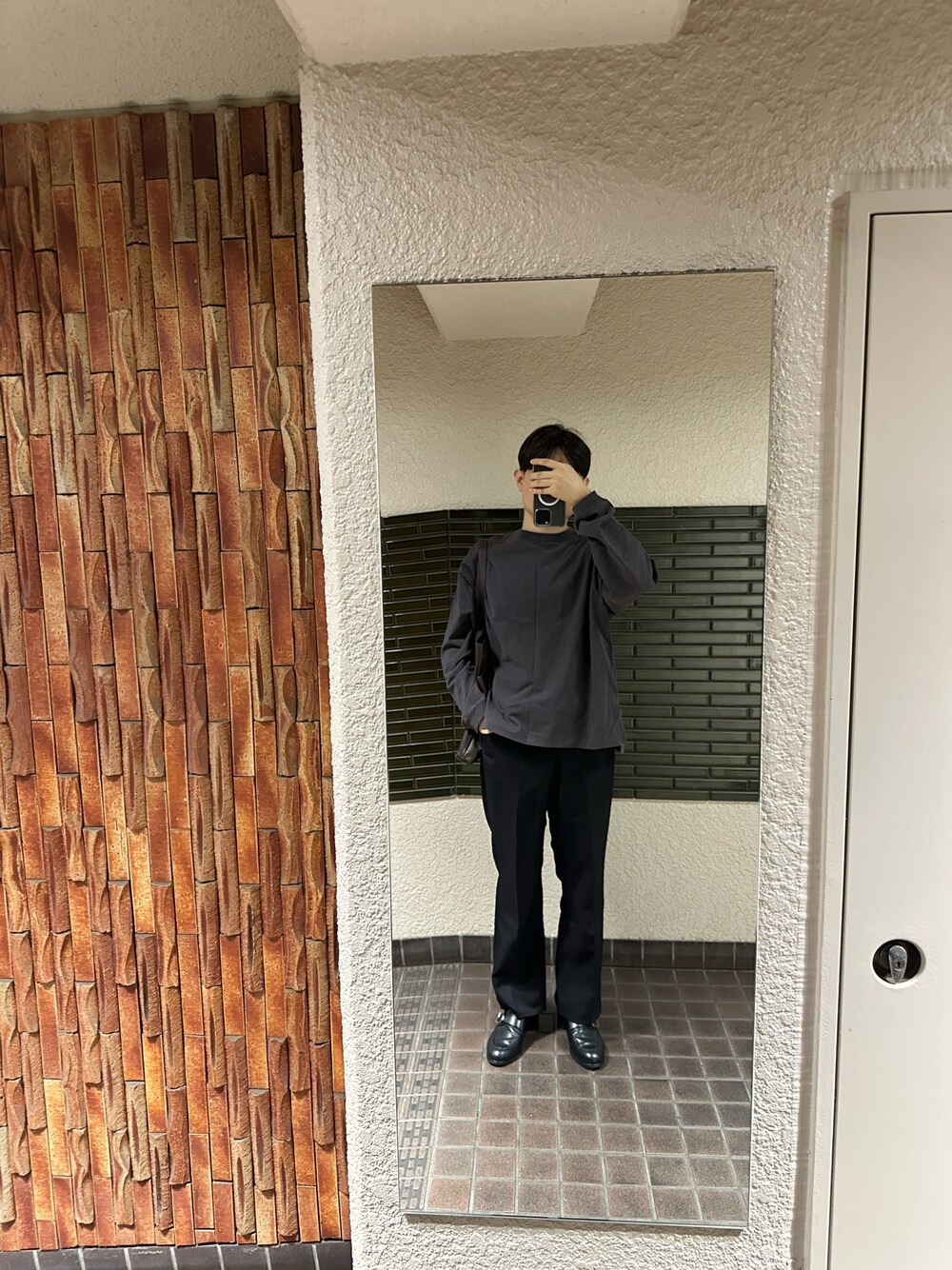 「秋コーデ、おしゃれさんと繋がりたい、大人カジュアル、グレーxブラック、ダークブラウン、スウェット、スラックスパンツ、ドレスシューズ、トートバッグ」｜「WYM LIDNMのHEAVY WEIGHT OVERSIZED LS-TEE（Tシャツ/カットソー、グレー系）」を使った、REINさん（メンズ・174cm）の秋コーディネートの1枚目の写真