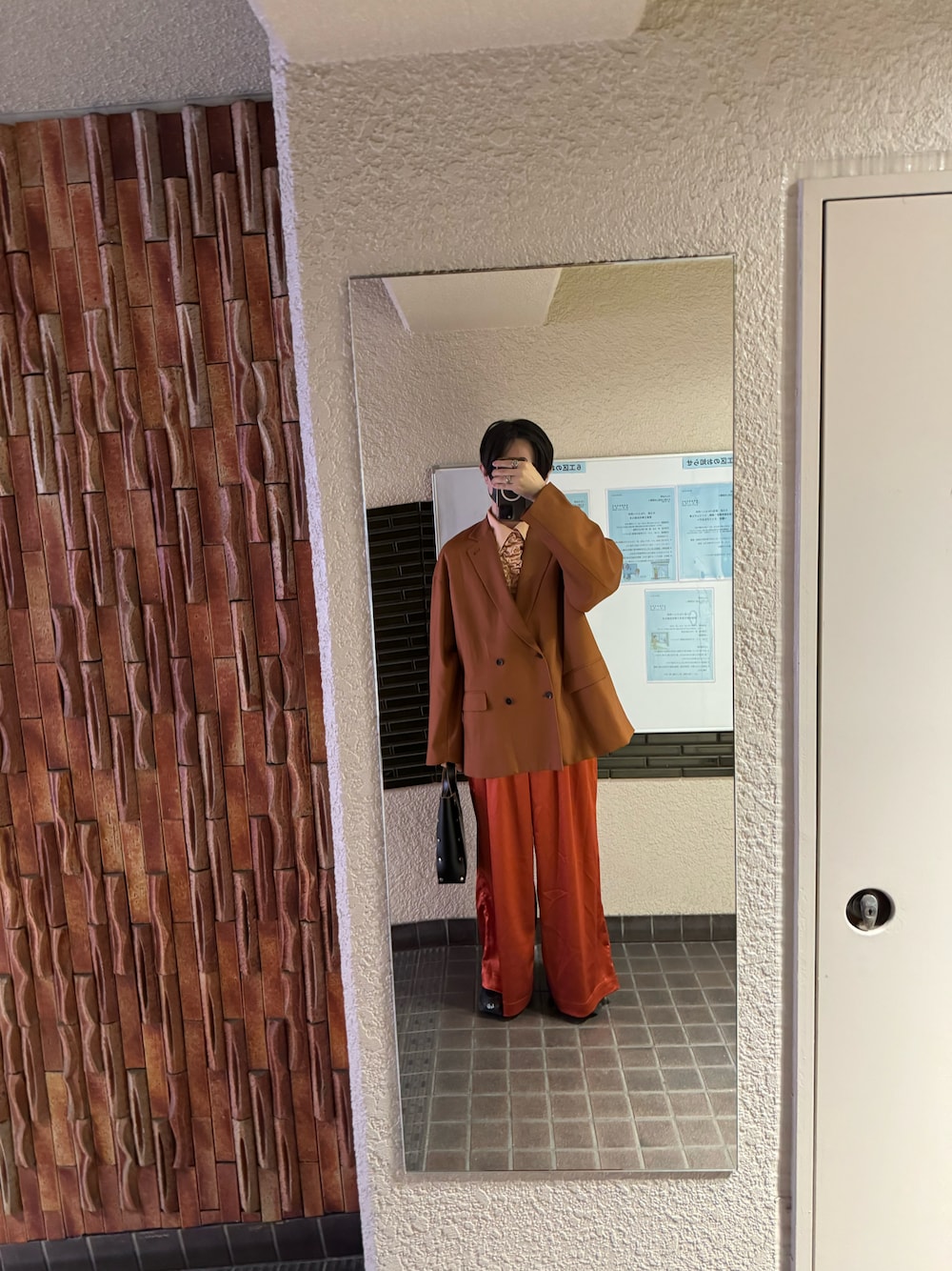 「春、大人カジュアル、お出かけコーデ、オレンジ」｜「soerteのOversized double-breasted jacket/オーバーサイズダブルブレストジャケット（テーラードジャケット、オレンジ系）」を使った、REINさん（メンズ・174cm）の春コーディネートの1枚目の写真