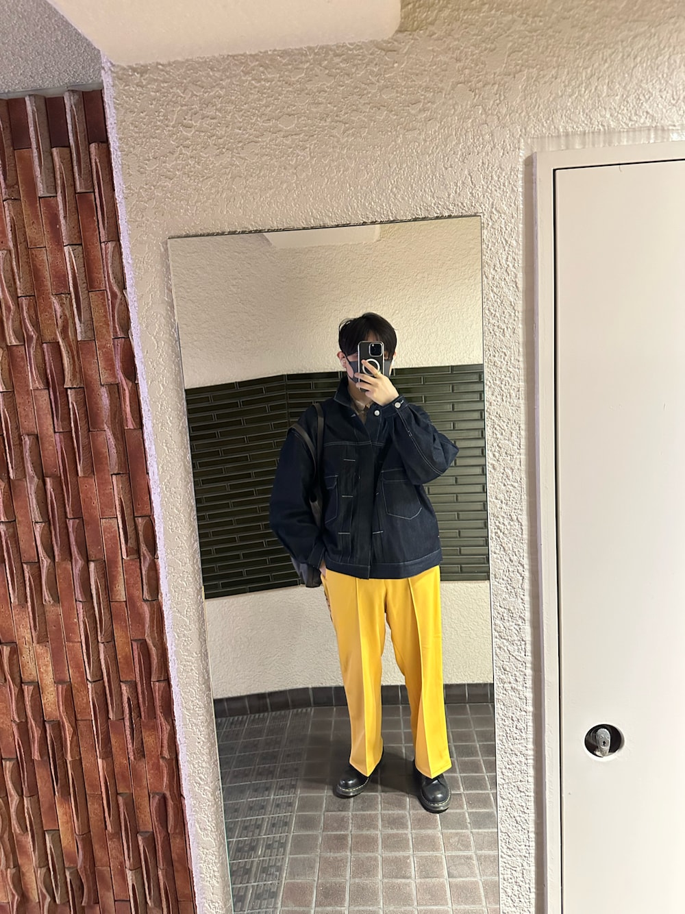 「今日のコーデ、休日スタイル、春夏コーデ、カラーパンツ、ガラシャツ、カジュアル、モード、ドレスシューズ、デニムジャケット、セットアップ」｜「HAREのシークレットジャガードラインパンツ(HARE)（その他パンツ、イエロー系）」を使った、REINさん（メンズ・174cm）の春コーディネートの1枚目の写真