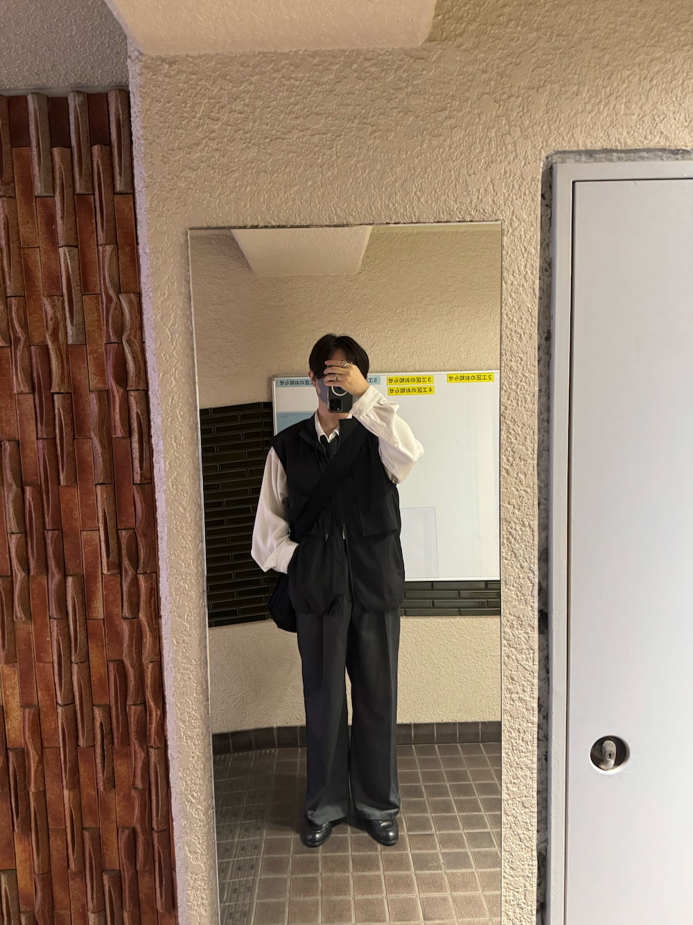 「春、スラックス、ナイロンベスト、ネクタイスタイル」｜「tk.TAKEO KIKUCHIのワッシャーナイロンスタンドベスト（ベスト、ブラック系）」を使った、REINさん（メンズ・174cm）の春コーディネートの1枚目の写真