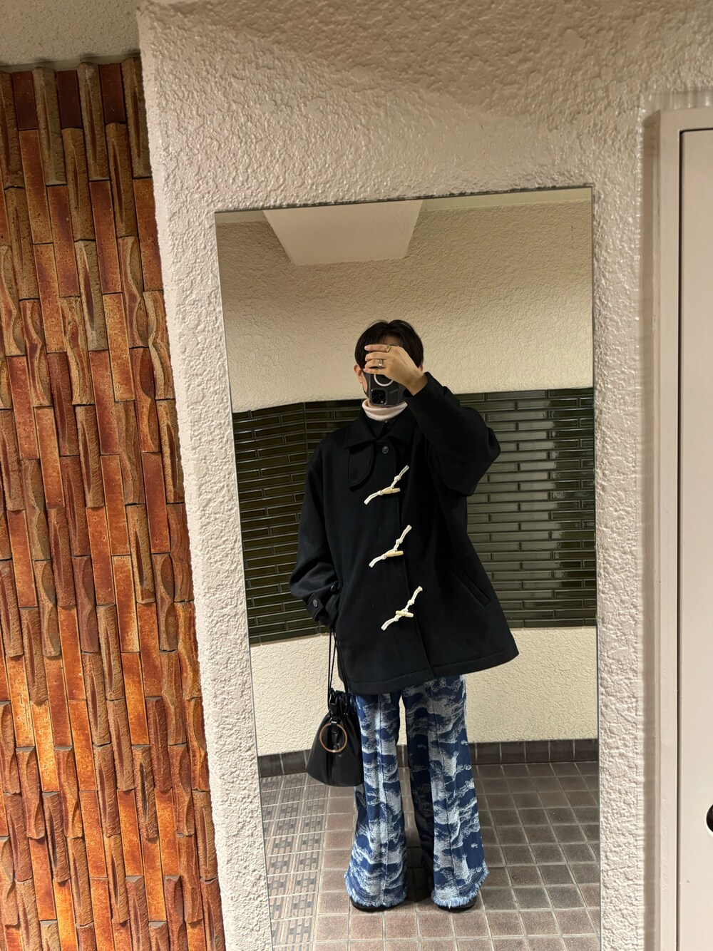 「ファッションを楽しもう、大人カジュアル、オーバーサイズ」｜「remerのloose over half duffle / ルーズオーバーハーフダッフル（ダッフルコート、ブラック系）」を使った、REINさん（メンズ・174cm）の秋コーディネートの1枚目の写真
