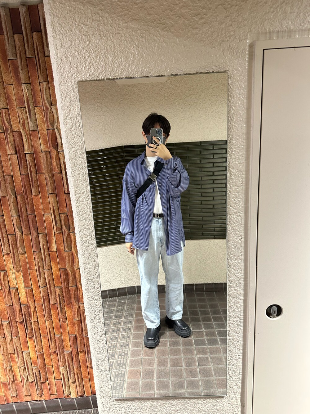 「メンズファッション、今日のコーデ、大人カジュアル、シンプルコーデ、ブーツ、デニムパンツ、ストライプシャツ、Tシャツ、ネイビー×ホワイト」｜「WYM LIDNMのLOOSE FIT DENIM（デニムパンツ、ブルー系）」を使った、REINさん（メンズ・174cm）の春コーディネートの1枚目の写真