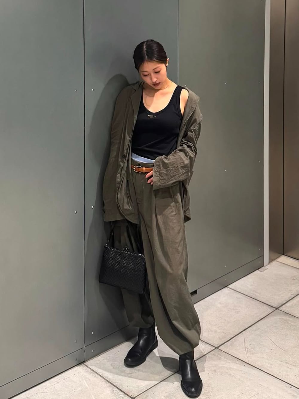 「差し色コーデ、セットアップスタイル、PRADA、モノトーンコーデ、綺麗めカジュアル」｜「PRADAのアイテム（タンクトップ、ブラック系）」を使った、夏目きぬ。さん（レディース・160cm）の春コーディネートの1枚目の写真