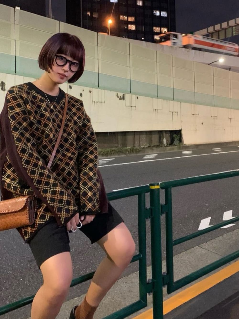 レッド系のトップスを着用したレディースの秋コーディネートの1枚目の写真