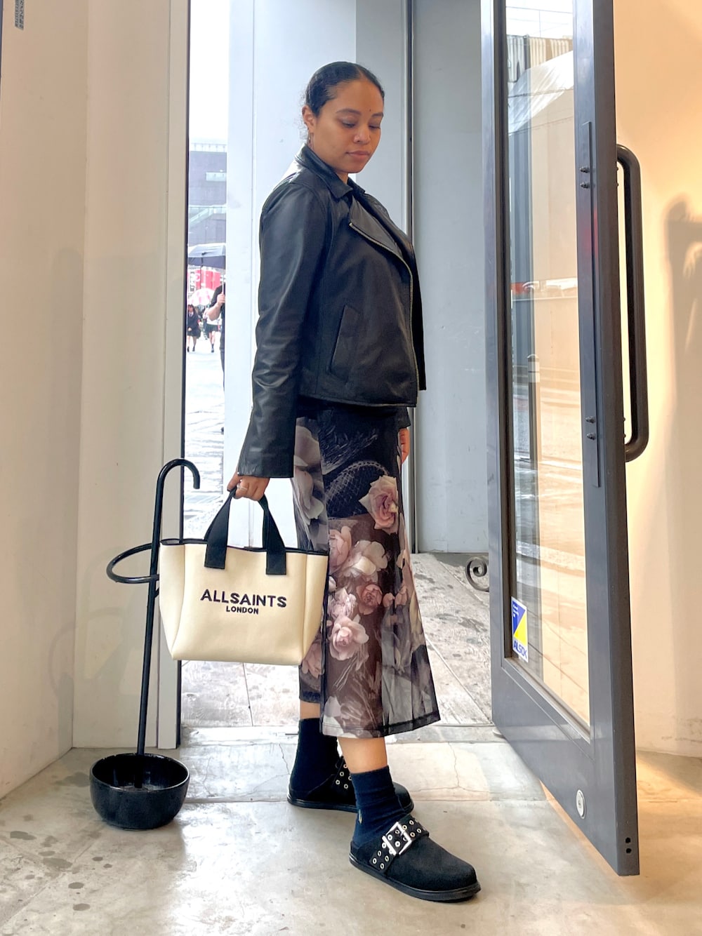 「オトナカジュアル、カジュアルスタイル、ラクチンコーデ、ハンドバッグ」｜「ALLSAINTSのHANNA FUNNEL NECK PRINTED MIDI DRESS | HANNA ファネル ネック プリント ミディ ドレス・ワンピース（ワンピース、ブラック系）」を使った、Vivienneさん（レディース・160cm）の春コーディネートの1枚目の写真