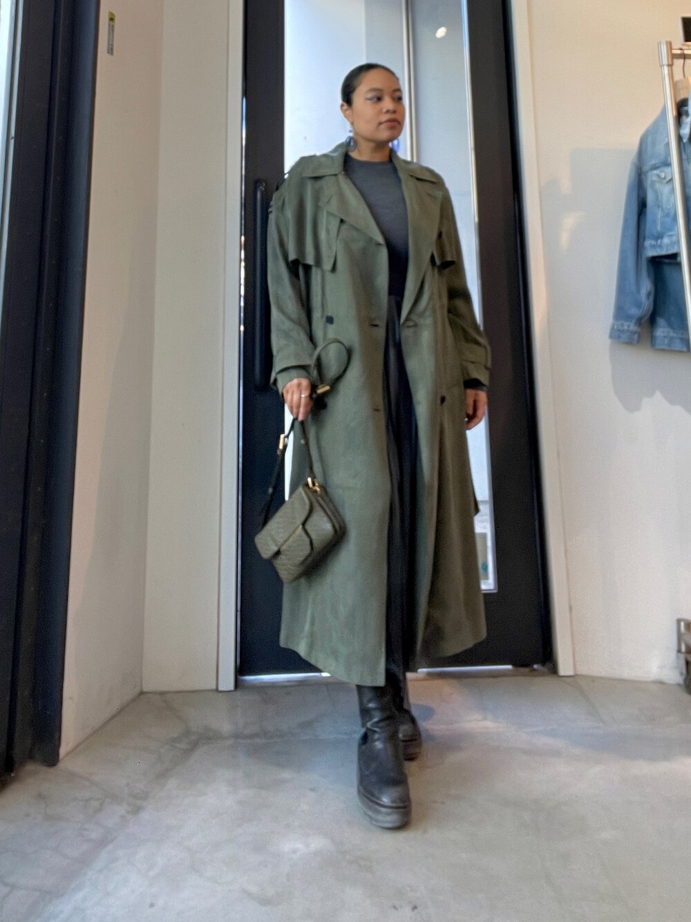 「春、大人かわいい、きれいめコーデ、ゆるコーデ」｜「ALLSAINTSのLINNIE LIGHTWEIGHT TRENCH COAT | LINNIE ライトウェイト トレンチ コート（トレンチコート、グリーン系）」を使った、Vivienneさん（レディース・160cm）の春コーディネートの1枚目の写真