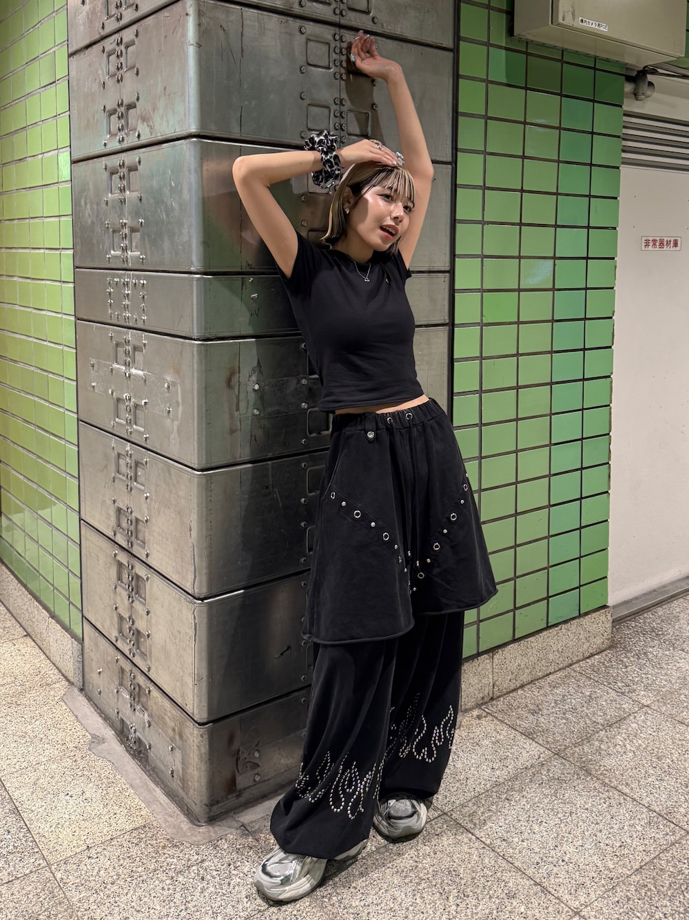 「ブラックコーデ、スタッズ、スウェット、スウェットパンツ、パンツコーデ、ブラック、モード、モードストリート、短丈、夏服コーデ、おでかけコーデ、初夏コーデ、シンプルスタイル、tk.TAKEO KIKUCHI」｜「tk.TAKEO KIKUCHIのK’PJT by AOI 『Lightweight Pants』（その他パンツ、ブラック系）」を使った、あおいさん（レディース・159cm）の夏コーディネートの1枚目の写真