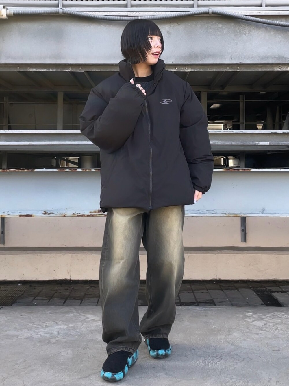 ブラック系のダウンジャケット/コート、ブラック系のデニムパンツ、ブラック系のデニムパンツを着用したレディースの冬コーディネートの1枚目の写真