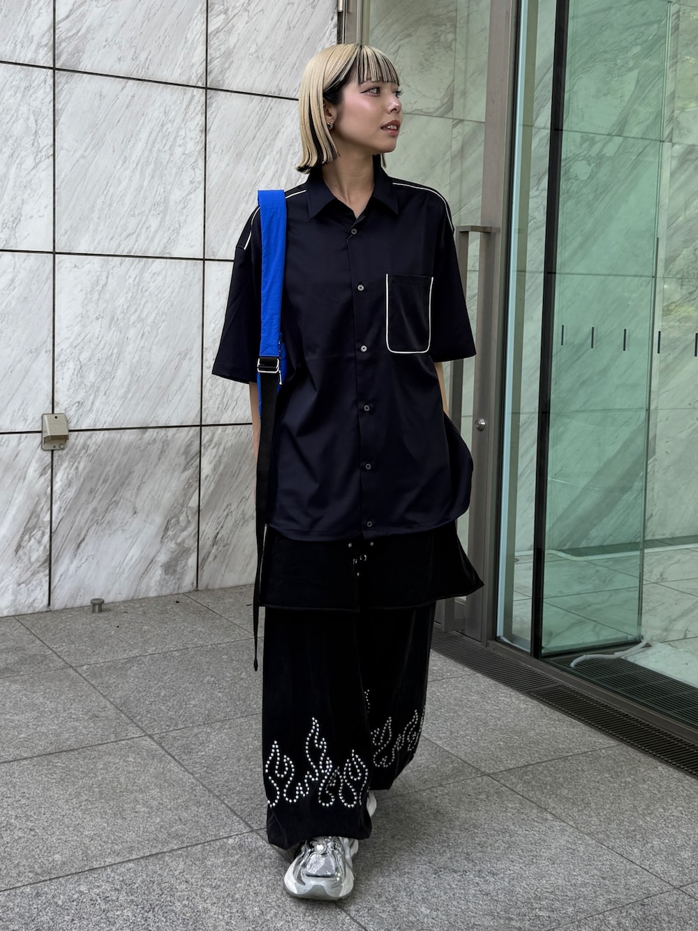 「ラフ、ラフコーデ、ラフスタイル、シャツ、シャツスタイル、スウェットパンツ、スウェット、おでかけコーデ、夏コーデ、初夏コーデ、休日スタイル、tk.TAKEO KIKUCHI」｜「tk.TAKEO KIKUCHIのK’PJT by AOI 『Lightweight Pants』（その他パンツ、ブラック系）」を使った、あおいさん（レディース・159cm）の夏コーディネートの1枚目の写真