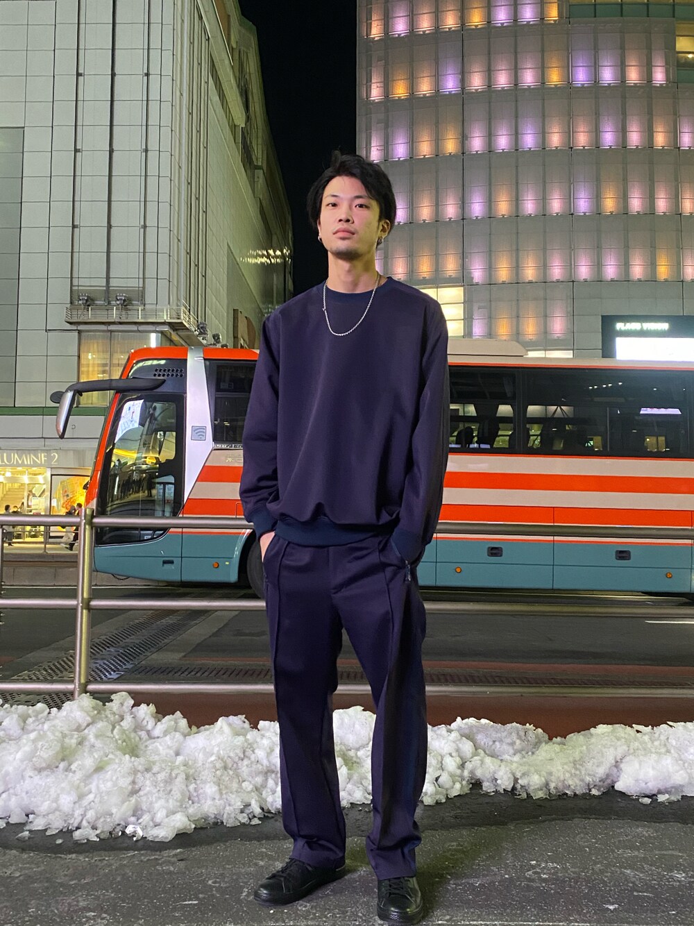 「CONVERSE TOKYO、CONVERSE、converse、春、セットアップ、セットアップスタイル、新作、ラインパンツ」｜「CONVERSE TOKYOのラインスウェット（スウェット、パープル系）」を使った、wataruさん（メンズ・178cm）の冬コーディネートの1枚目の写真