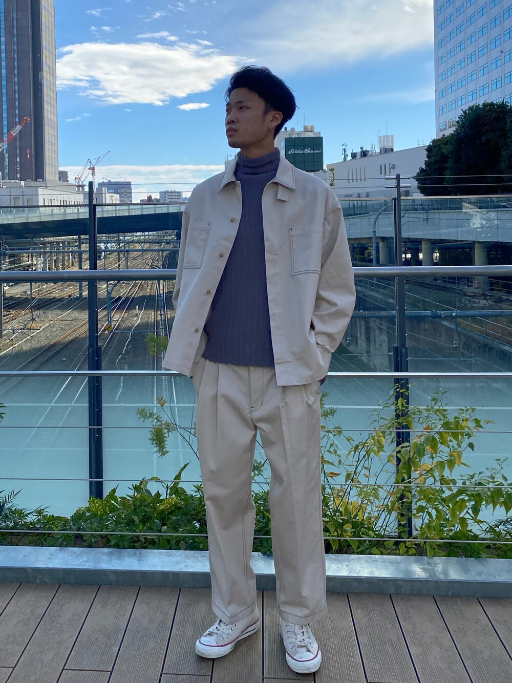 「CONVERSE TOKYO、converse、秋コーデ、冬コーデ、セットアップ、タートルネック、大人カジュアル、シンプルコーデ、ステッチ」｜「CONVERSE TOKYOの２タックワイドテーパードパンツ（その他パンツ、ベージュ系）」を使った、wataruさん（メンズ・178cm）の秋コーディネートの1枚目の写真