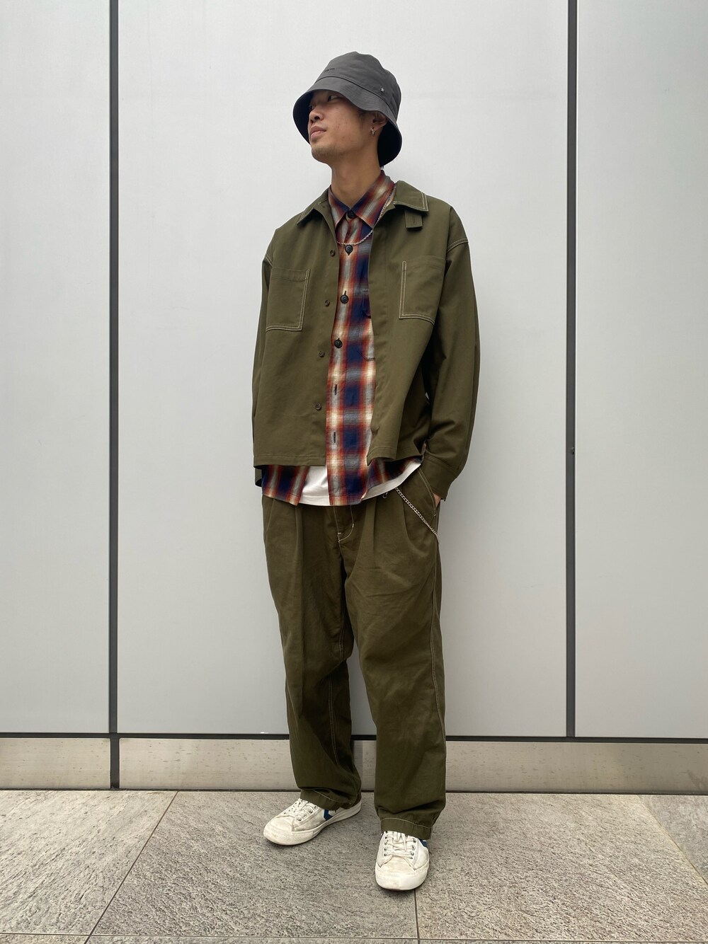 「CONVERSE TOKYO、converse、CPOシャツ、セットアップ、カーキ、ネルシャツ、チェック、秋冬コーデ、バケットハット、コンバース、秋服、秋、冬服、冬」｜「CONVERSE TOKYOのTOKYOツイルバケットハット（ハット、グレー系）」を使った、wataruさん（メンズ・178cm）の秋コーディネートの1枚目の写真