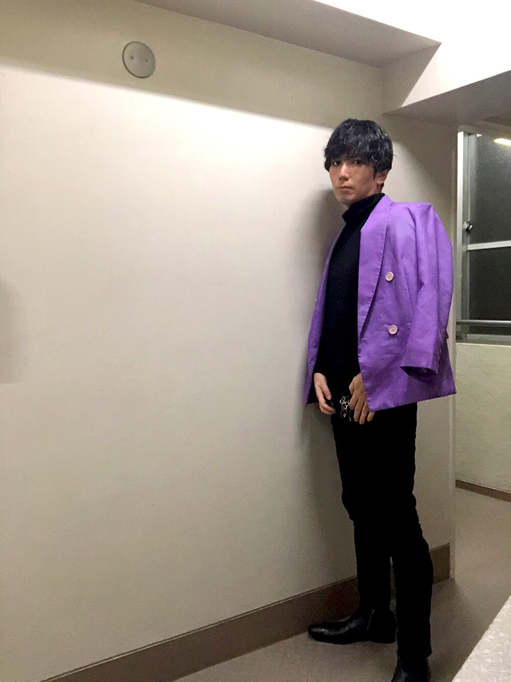 「紫、purple、テーラードジャケット、パーティースタイル、シンプルコーデ、フォローミー、いいね、save、フォローお願いします🤑、いいね返し、プチプラ、紫コーデ、180cm、おしゃれさんと繋がりたい、シンプル、今日のコーデ、ジャケット」｜「UNIQLOのアイテム（ニット/セーター、ブラック系）」を使った、7thheavenartさん（メンズ・181cm）の冬コーディネートの1枚目の写真