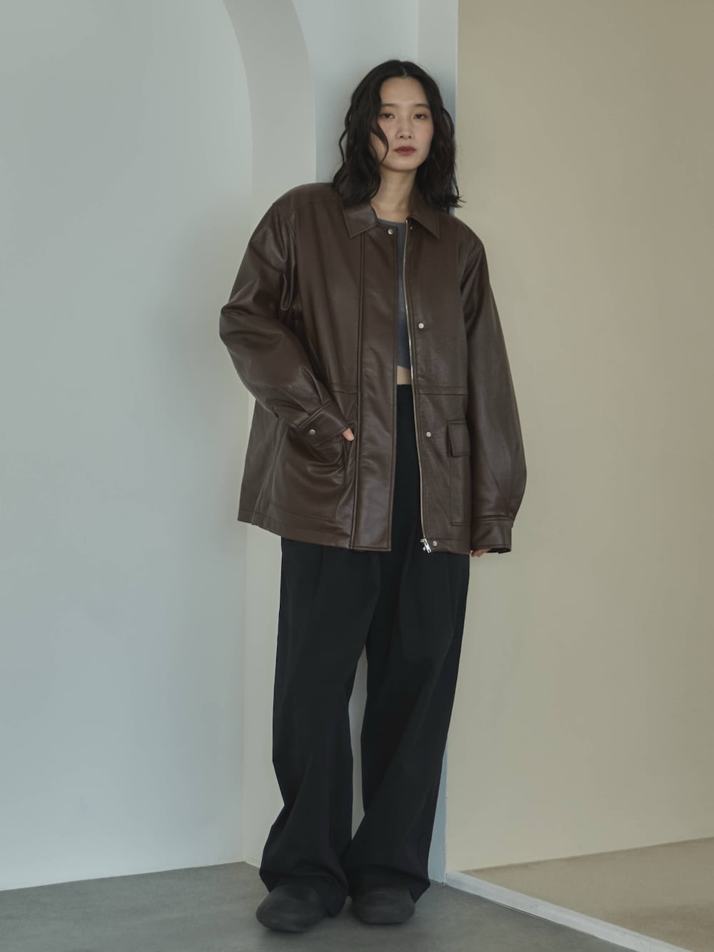 ブラウン系のその他アウター、グレー系のニット/セーター、ブラック系のその他パンツを着用したレディースの秋コーディネートの1枚目の写真
