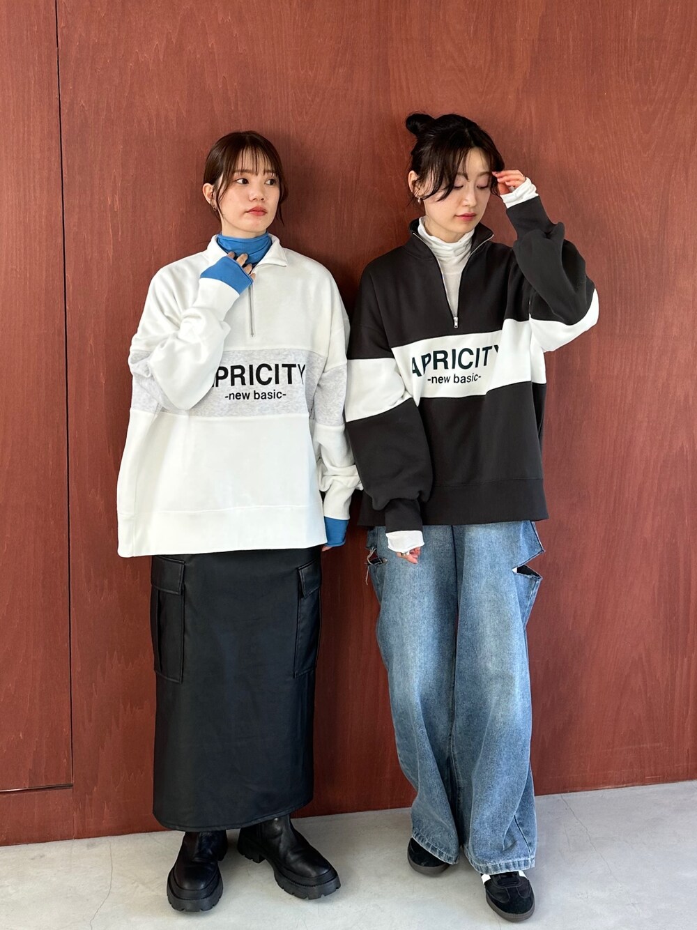 ホワイト系のスウェット、ブラック系のスカート、ブルー系のTシャツ/カットソーを着用したレディースの秋コーディネートの1枚目の写真