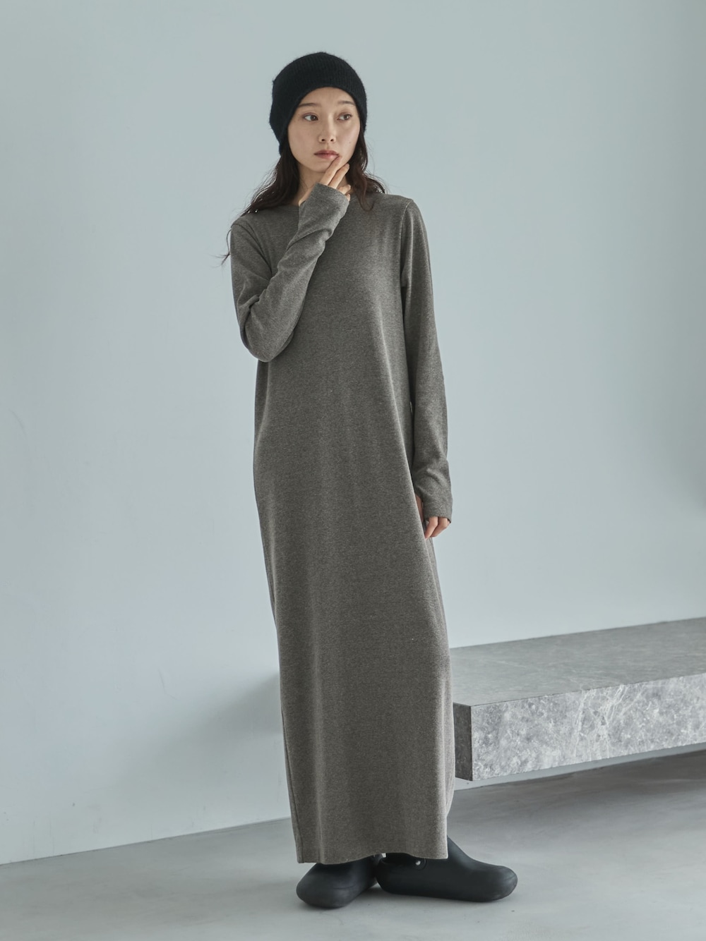 ブラック系のサンダル、グレー系のワンピース、その他のその他を着用したレディースの秋コーディネートの1枚目の写真