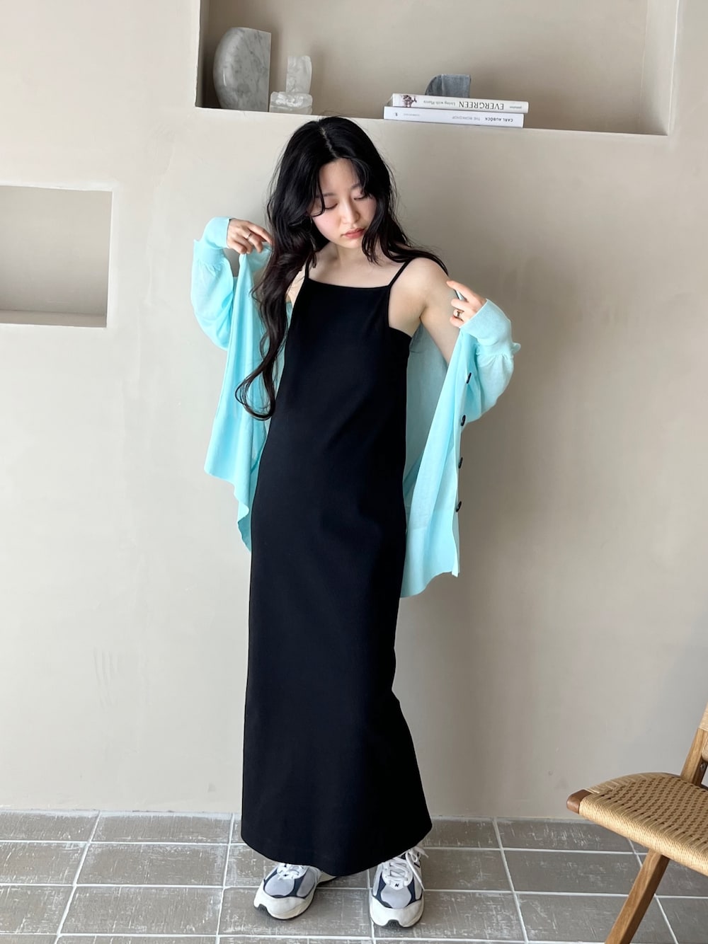 「春服デビュー宣言、カーディガン、キャミワンピ、パステル映える春、ビッグシルエット、プチプラ、春服みてみて、休日スタイル、白スニーカー、春コーデ、シンプルコーデ、キレイめカジュアル、シアートップス、ニューバランス、ママコーデ」｜「feepurのIラインリブキャミワンピース（ワンピース、ブラック系）」を使った、feepurさん（骨格ウェーブ・レディース・160cm）の春コーディネートの1枚目の写真