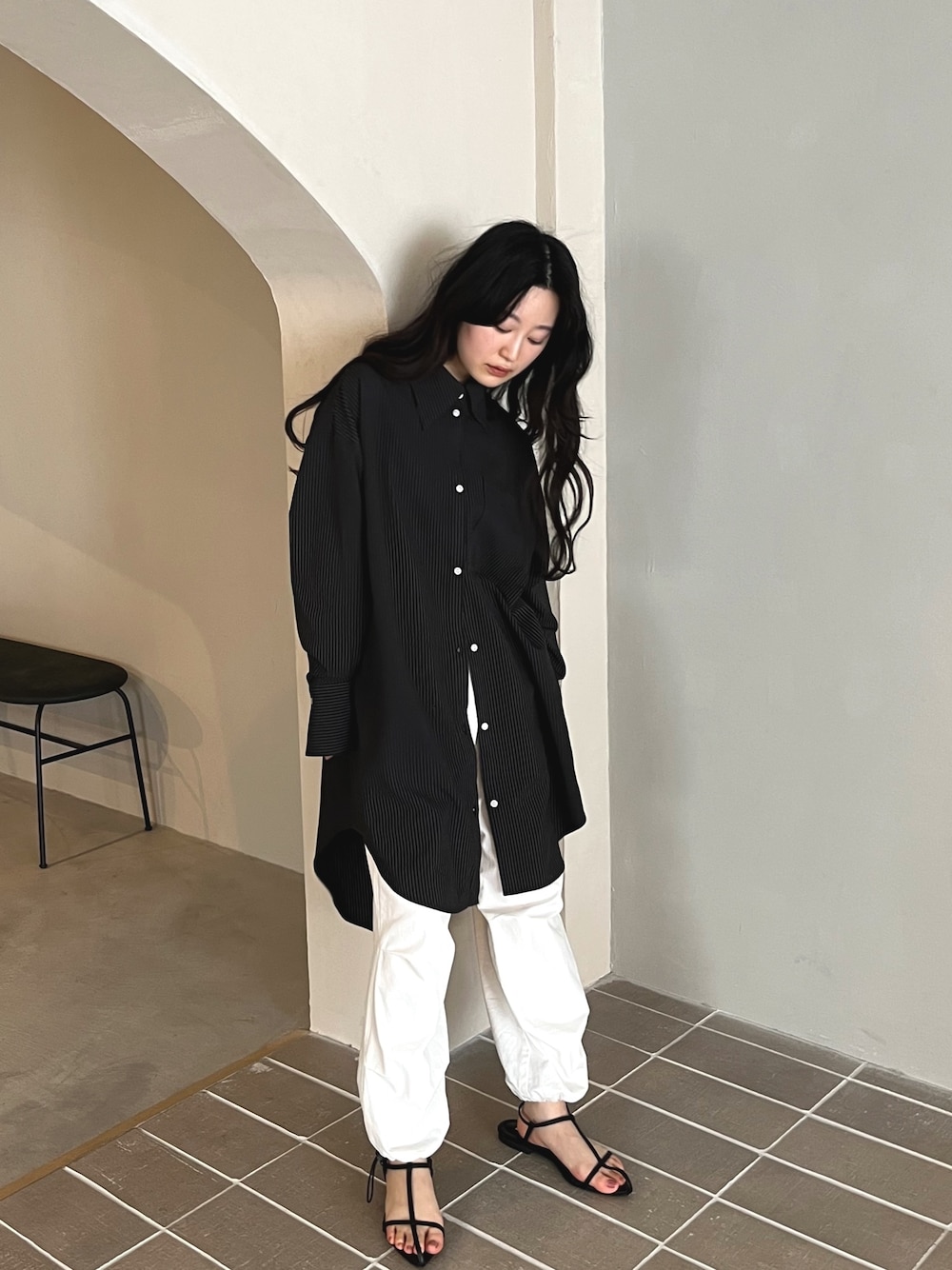 ブラック系のシャツ/ブラウス、ホワイト系のカーゴパンツ、ブラック系のサンダルを着用したレディースの春コーディネートの1枚目の写真