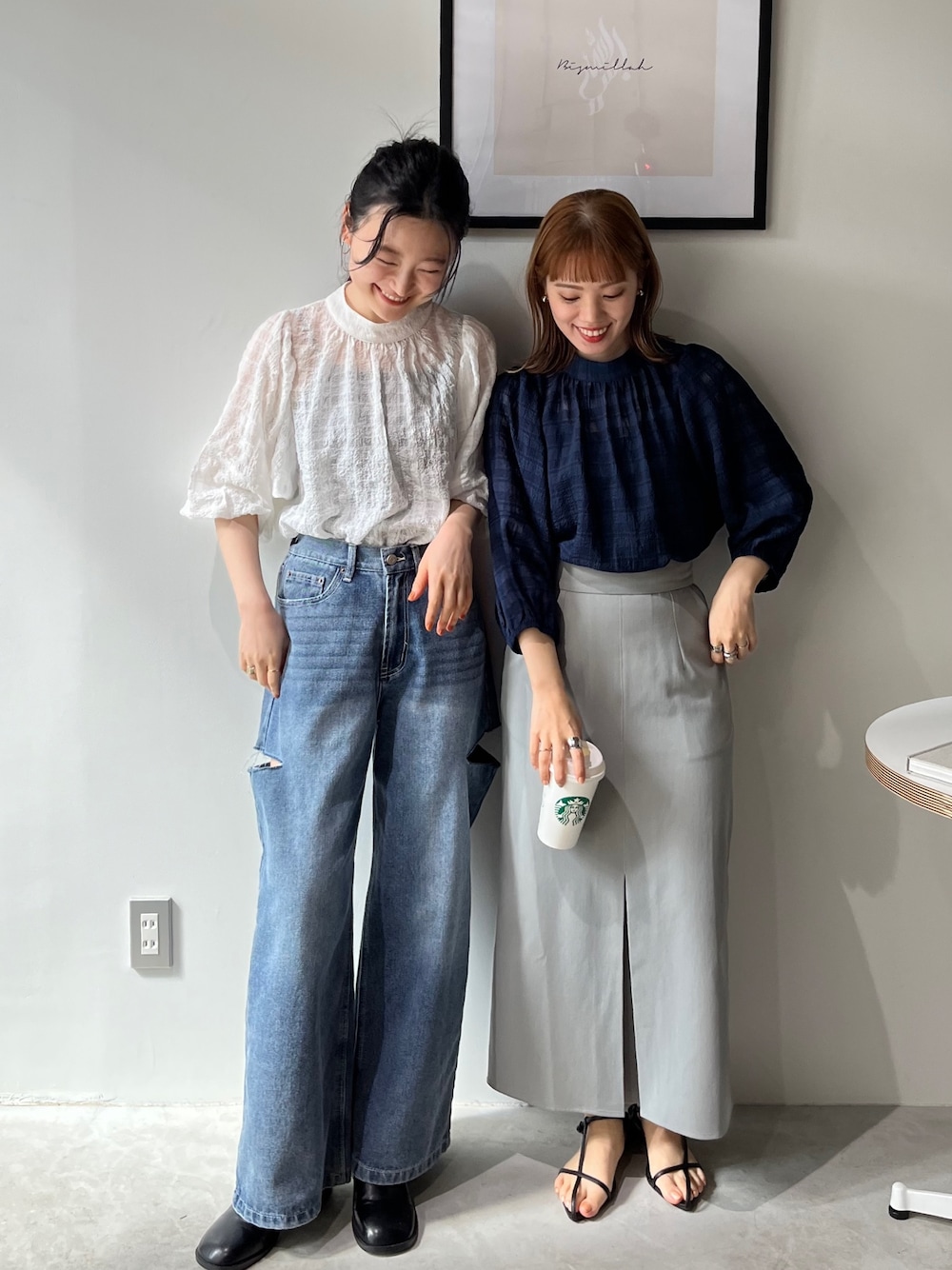 ブルー系のデニムパンツ、ホワイト系のシャツ/ブラウス、ブルー系のシャツ/ブラウスを着用したレディースの春コーディネートの1枚目の写真