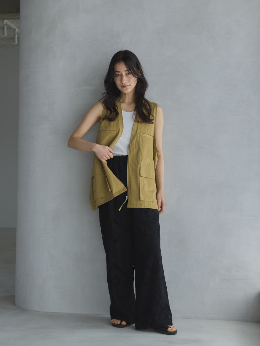 「春夏コーデ、シンプルコーデ、休日スタイル、お出かけコーデ、低身長コーデ、パンツコーデ、ラクチンコーデ、ラフコーデ、大人かわいい、着回しコーデ、レース、夏服、ベスト、ベストコーデ、レースパンツ」｜「feepurのポケットワークベスト（ベスト、ベージュ系）」を使った、feepurさん（レディース・156cm）の春コーディネートの1枚目の写真