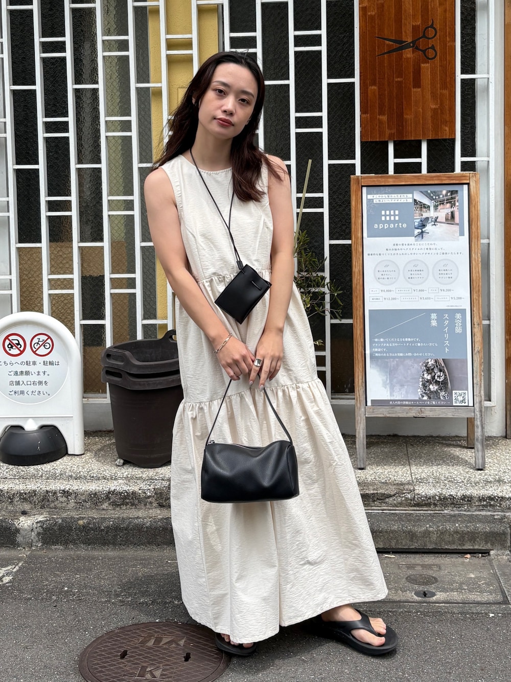 「スポーツミックス、サンダル、モノトーン、ワンピース、デートコーデ、きれいめカジュアル、夏コーデ、夏服コーデ、オトナカワイイ、シンプルカジュアル、ワントーンコーデ、ワンピーススタイル、モノトーンコーデ、カジュアルガーリー、ブラック」｜「feepurのスクエアミニバッグ（ショルダーバッグ、ブラック系）」を使った、feepurさん（レディース・153cm）の夏コーディネートの1枚目の写真