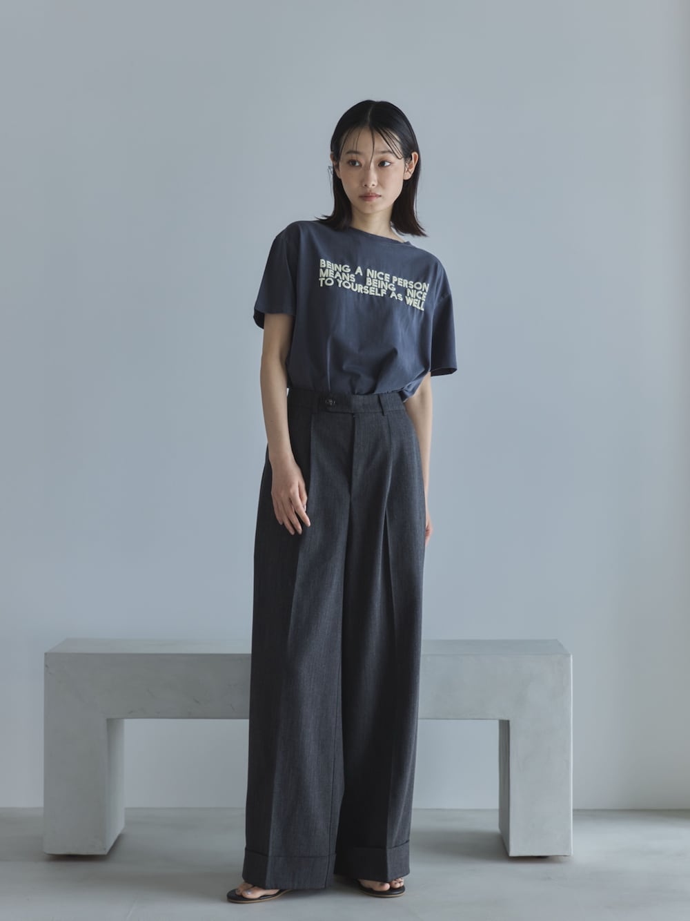 「大人カジュアル、最近のいい感じコーデ、モノトーン、プチプラ、春夏コーデ、シンプルコーデ、きれいめカジュアル、休日スタイル、サンダル、春、大人女子、ラクチンコーデ、リラックススタイル、夏ファッション、半袖」｜「feepurのピグメントロゴTee（Tシャツ/カットソー、グレー系）」を使った、feepurさん（レディース・169cm）の春コーディネートの1枚目の写真