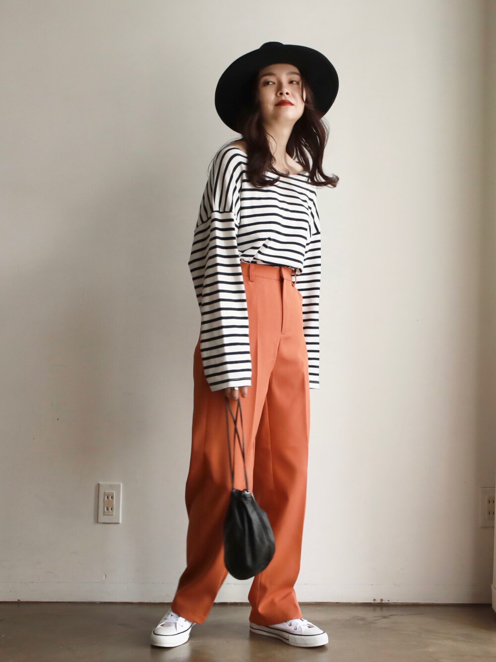 「wearhalloween2021、パンツスタイル、シンプル、オトナ女子、パンツコーデ、オレンジパンツ、スラックス、ボーダー、大人カジュアル、大人女子、シンプルコーデ、プチプラ、プチプラコーデ、コンバース、カジュアルコーデ」｜「MURUAのマニッシュハット（ハット、ブラック系）」を使った、feepurさん（レディース・160cm）の秋コーディネートの1枚目の写真